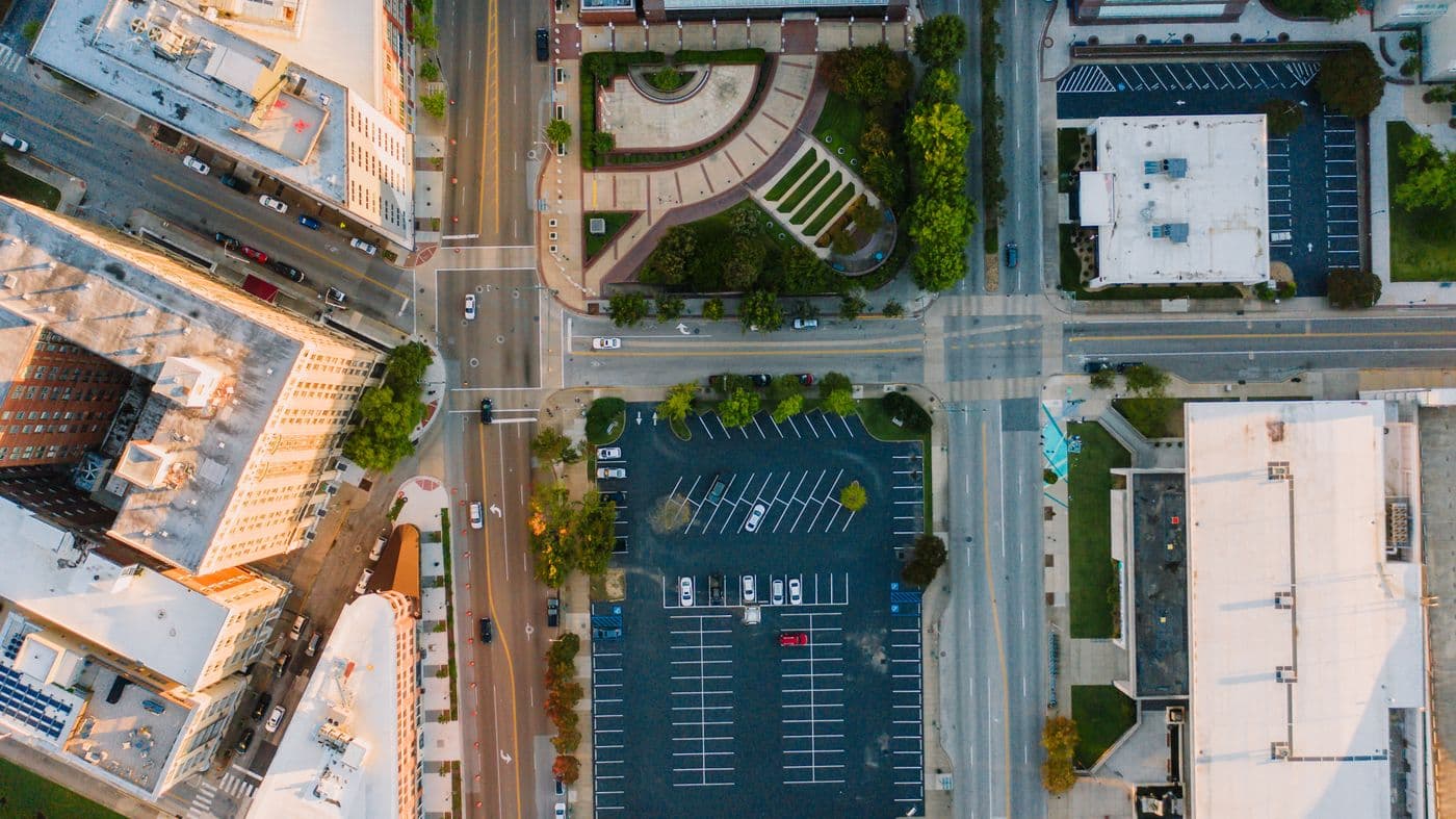 Parkplatz mit Fahrzeugen aus der Luft